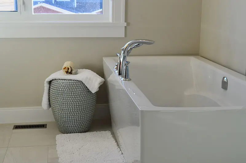 neutral paint color in bathroom